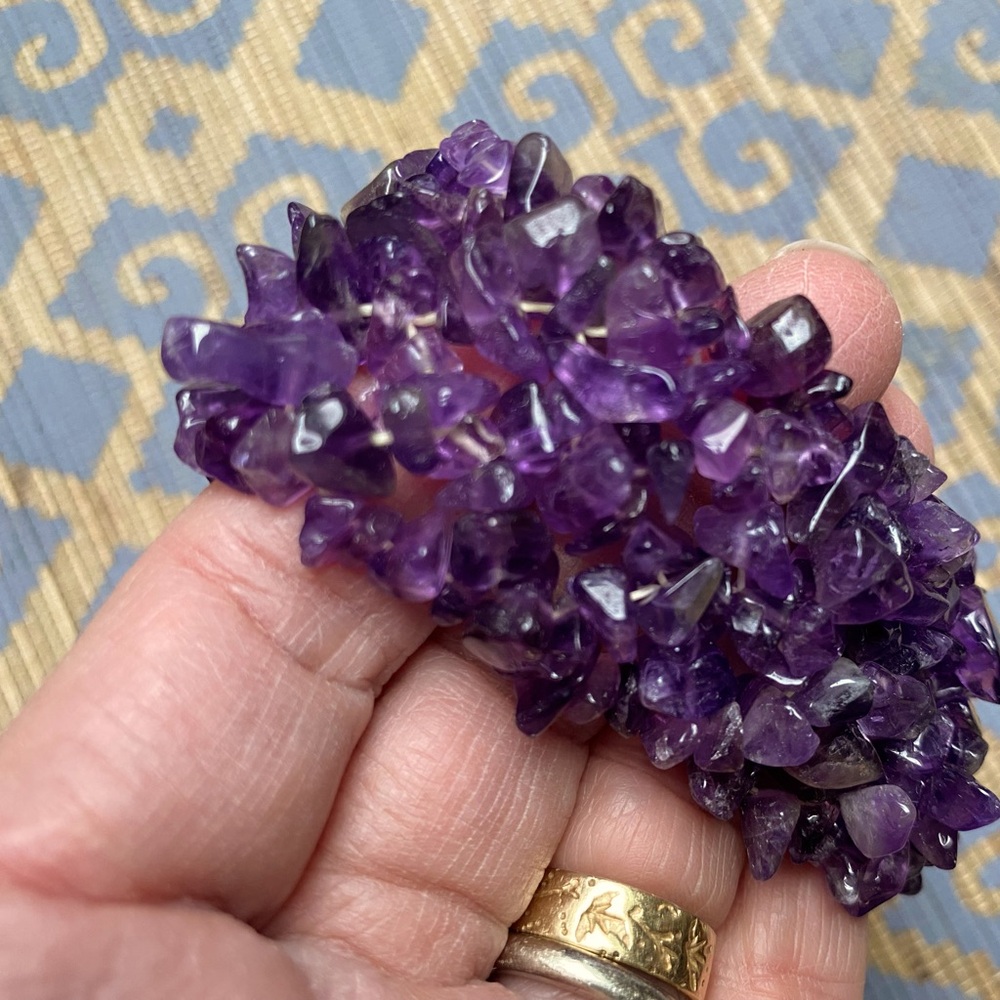 Amethyst elastic bracelet.